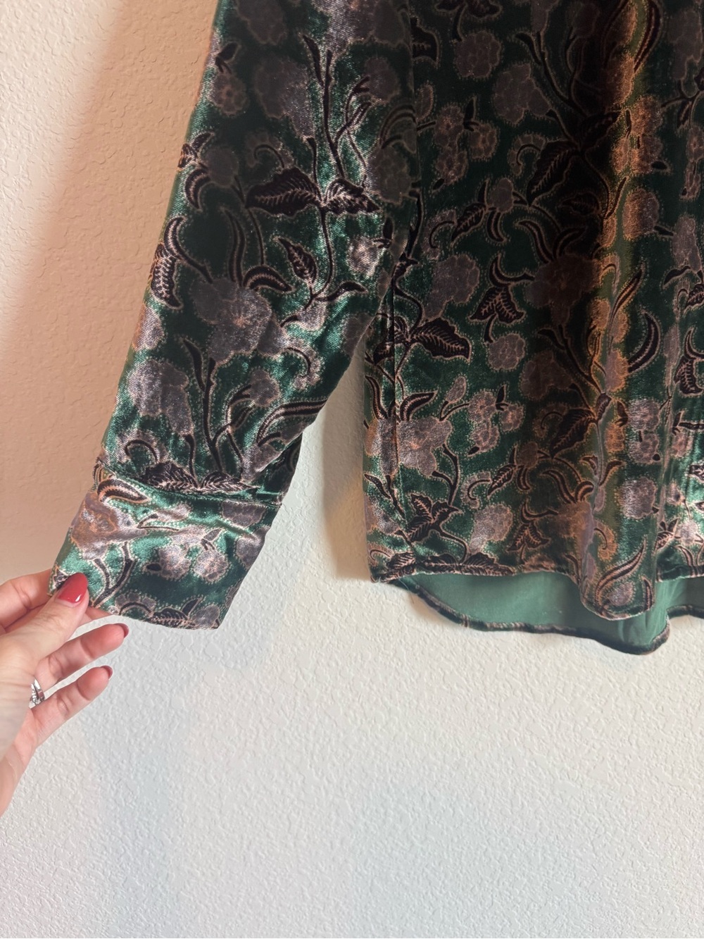 Faherty Women's Green Floral Genevieve Stretch Silk Velvet Button Down Top XS - Picture 4 of 10